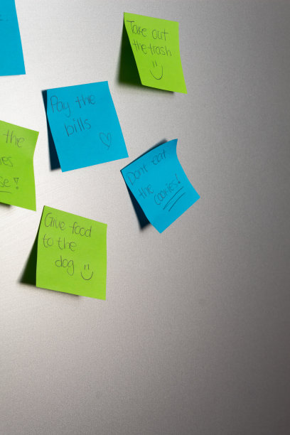 贴在冰箱门上的提醒贴，手扶着看图片下载