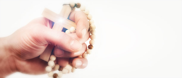 手握十字架，满怀信念，满怀希望祈祷图片下载