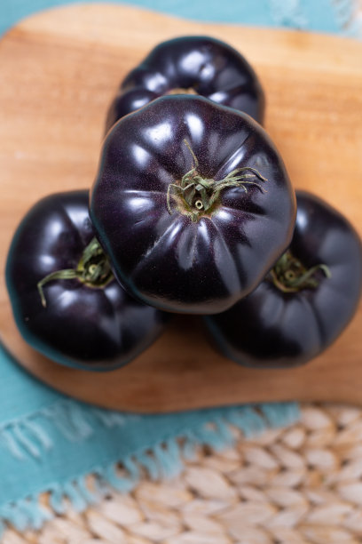 黑色或深紫色的纯种番茄图片下载