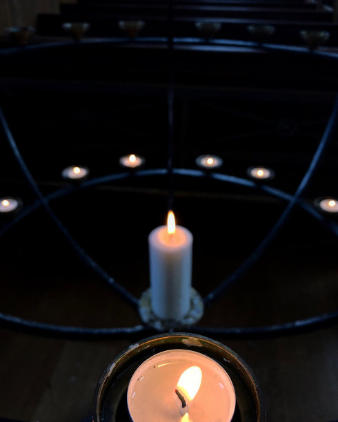 在教堂里用蜡烛祈祷图片下载