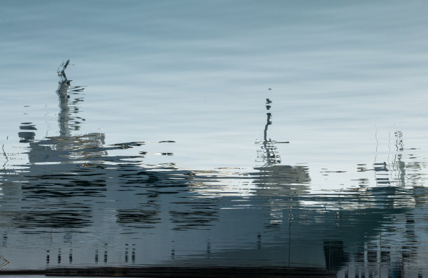 摩托艇在水中的倒影。图片下载