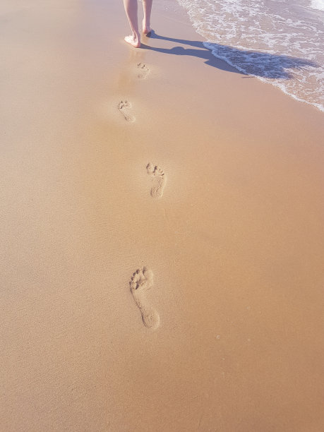 沙滩上的脚印图片下载