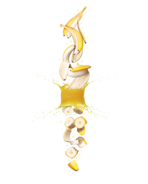 切碎的香蕉从果汁中掉落图片下载