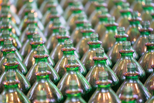 玻璃瓶纹理。大量的绿色玻璃空瓶，选择性聚焦近距离观看图片下载
