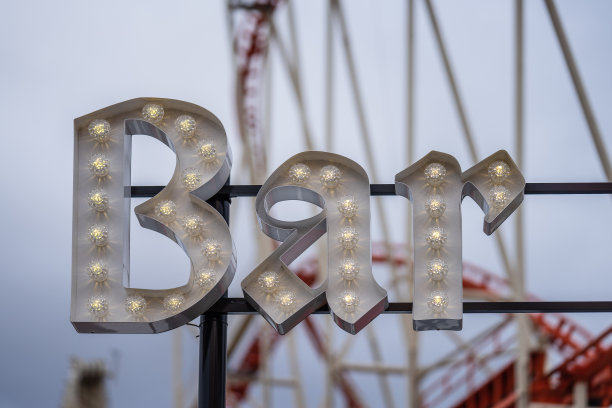 “酒吧”一词出现在伦敦旅游景点公园的酒吧上方图片下载