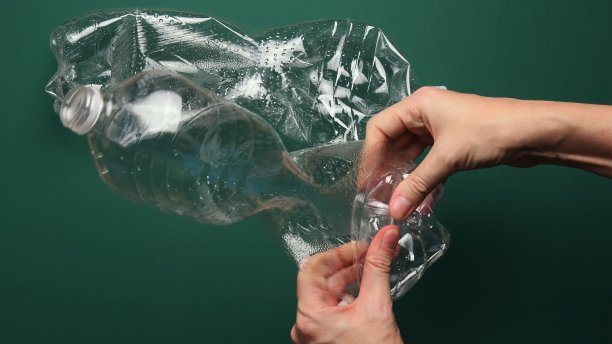 POV女用手捏碎塑料瓶供回收图片下载