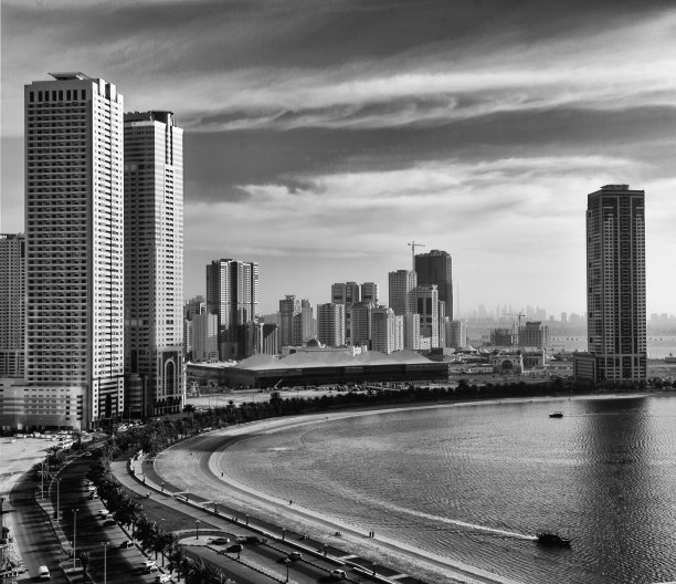 有云和湖泊的黑白城市图片下载