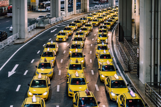 晚上在机场出口，黄色出租车排起了长队图片下载