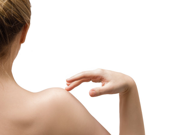 赤裸着背的女孩用手指碰了碰自己的肩膀图片下载