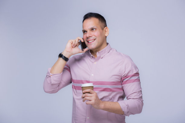 背景中中年男子的肖像，库存照片图片下载