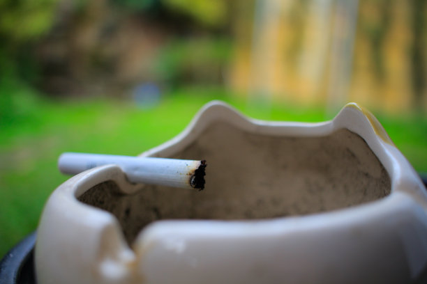 卷烟滤嘴管。一个吸烟的香烟的特写图片下载