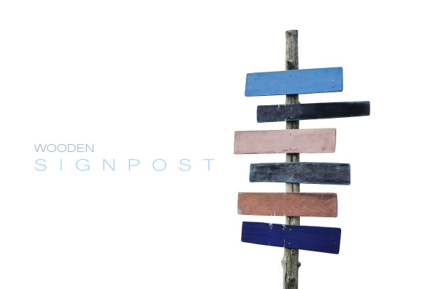 道路标志以大自然和山川为背景，用五颜六色的老木箭头表示。剪切路径。图片下载