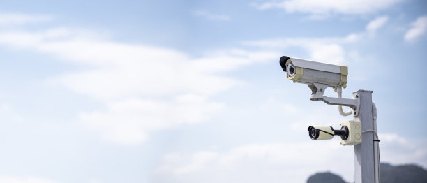 现代天空背景闭路电视安全系统智能摄像头防盗。图片下载