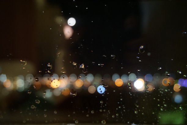 透过雨点玻璃看夜晚的灯光图片下载