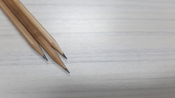 照片中的木质铅笔放在乙烯基桌上的对角线位置图片下载