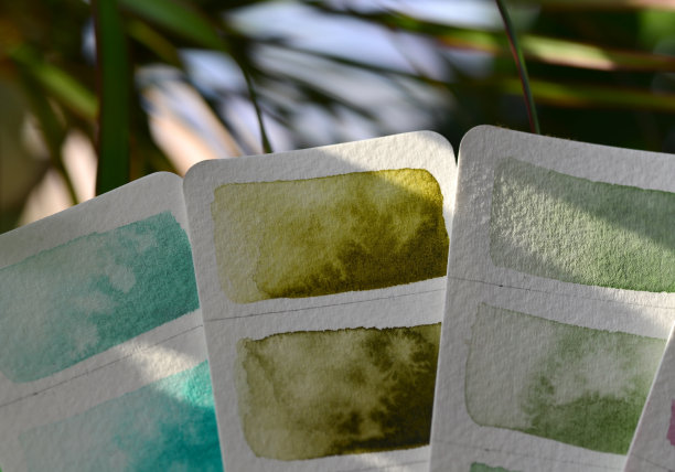 调色板特写水彩在白纸上，绿色和蓝色的阴影。图片下载