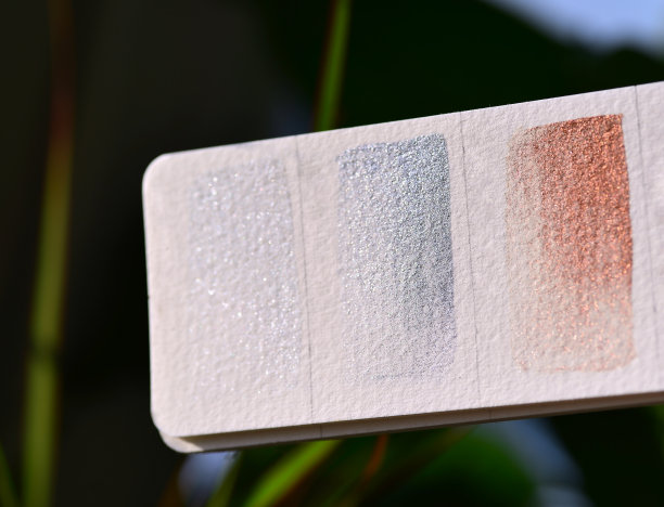 用金属色水彩颜料制成的调色板碎片。图片下载