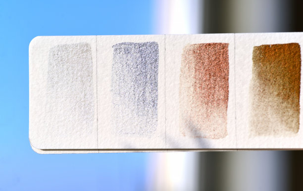 用金属色水彩颜料制成的调色板碎片。图片下载