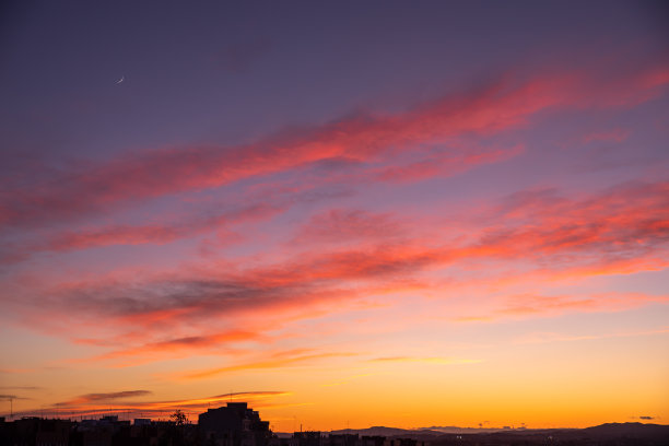 日落与云，光线和其他大气效应与新月图片下载