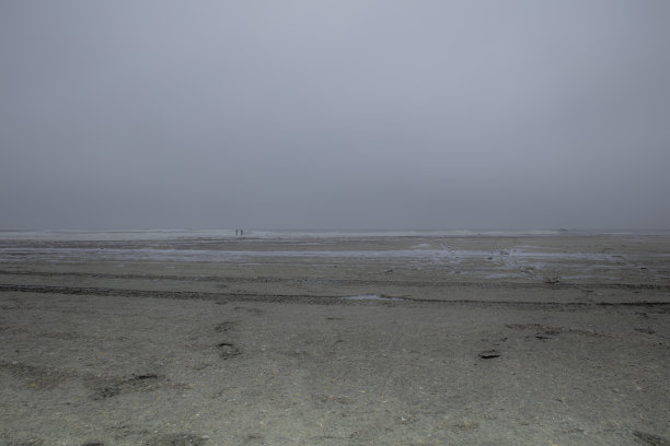 雾蒙蒙的海滩图片下载