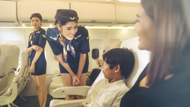 机组人员在飞机上为家属提供服务图片下载