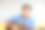 亚洲老人喜欢在室内装修好的房子里的沙发上弹吉他。积极的老年生活方式，退休后的幸福与良好的心理健康。图片下载