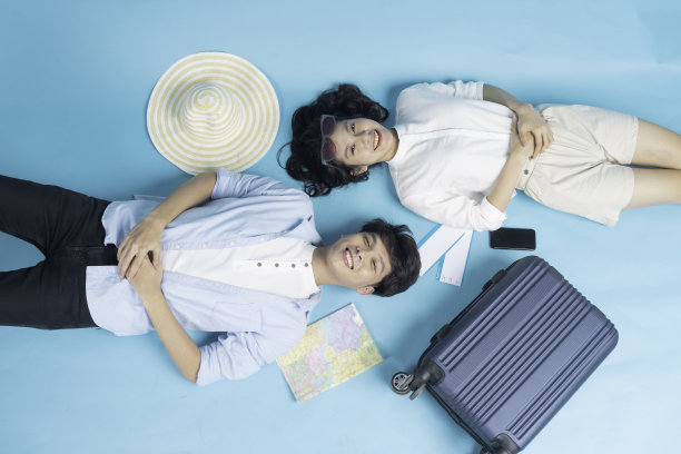 年轻夫妇旅行图片下载