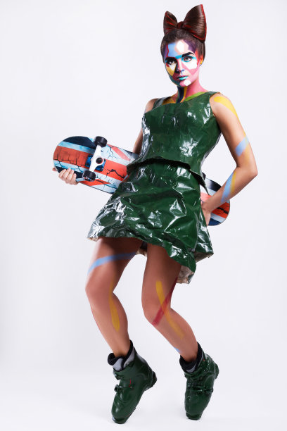 模特在创作漫画人物形象与流行艺术化妆图片下载