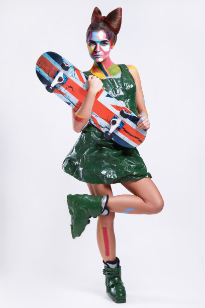 模特在创意漫画人物形象与波普艺术化妆图片下载