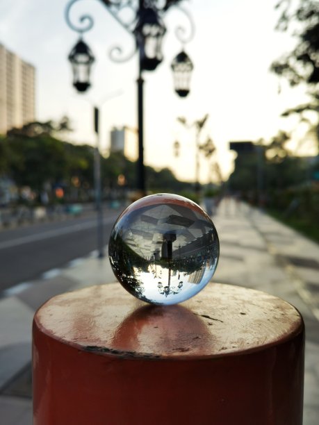 人行道上的反射图片下载