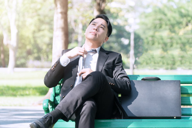 商人坐在公园长椅上。他感到工作失败的忧虑。担心的问题。概念业务图片下载