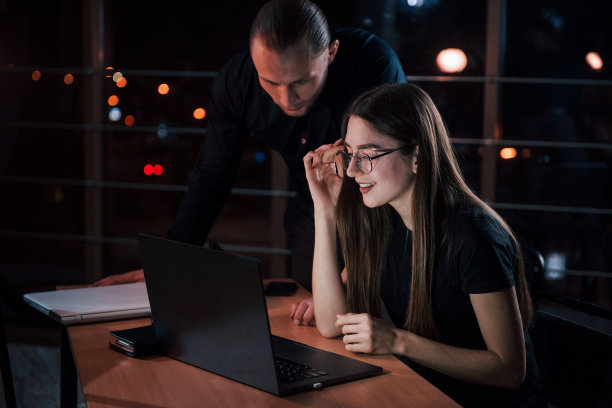 你的工作怎么样?一群年轻的商人晚上在办公室里为他们的项目工作图片下载