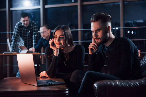 女孩认为那并不难。一群年轻的商人晚上在办公室里为他们的项目工作图片下载