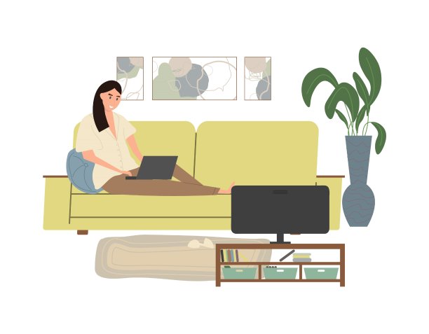 可爱的年轻女子坐在沙发上的笔记本电脑在舒适的房间前的电视。图片下载
