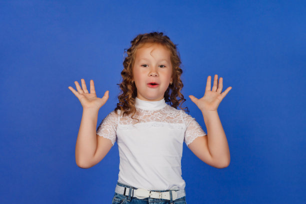 哦，惊喜的概念或情绪。震惊的女孩举起了手，或高兴或惊讶图片下载