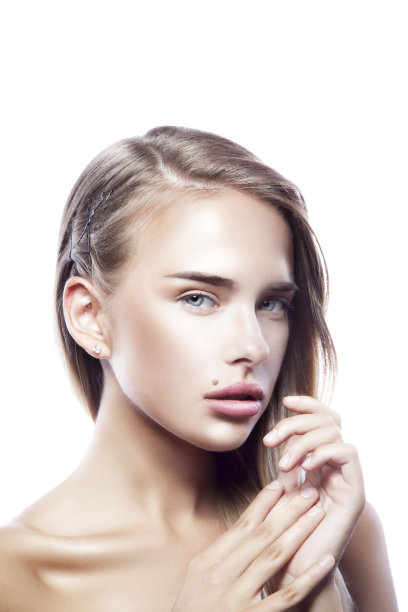 年轻的美女模特，嘴唇附近有美人痣。肖像图片下载