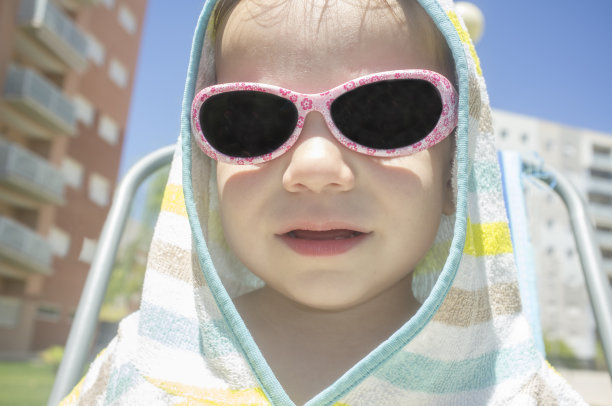 2岁男婴游泳后戴兜雨披毛巾图片下载