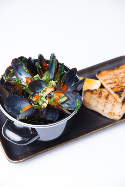 美味的新鲜贻贝在平底锅煮，海鲜照片图片下载