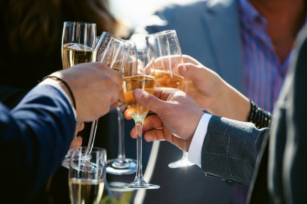 抱着酒杯的成年男人或女人的裁剪视图图片下载