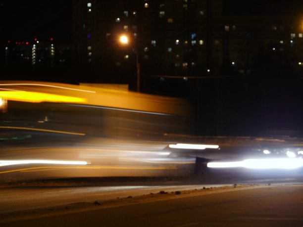 灯光小径及夜间交通图片下载