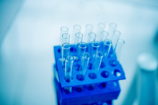 站在实验室里，拿着管子和显微镜图片下载