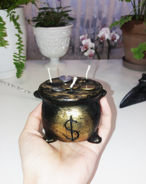 女巫的大锅里装满了钱——魔法蜡烛图片下载