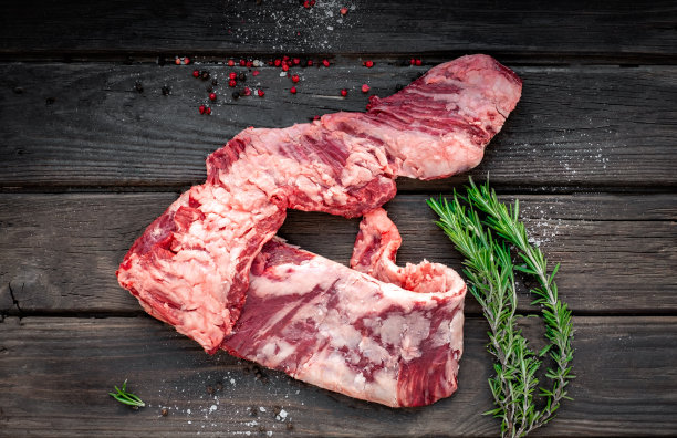 生砍刀牛肉与调味在旧的木制背景图片下载