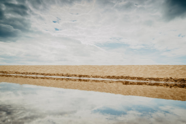 美丽的热带海滩与蓝天白云抽象纹理背景。复印空间的暑假和假日商务旅行的概念。复古色调过滤效果色彩风格。图片下载