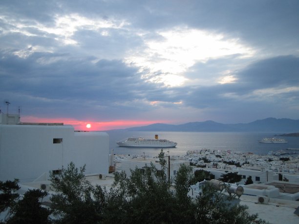 米科诺斯港的日落图片下载