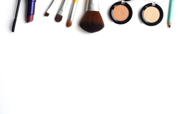 化妆品和化妆刷上白色背景，俯视图，复制空间图片下载