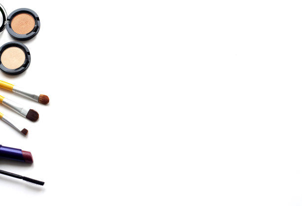 化妆品和化妆刷在白色的背景，复制空间图片下载
