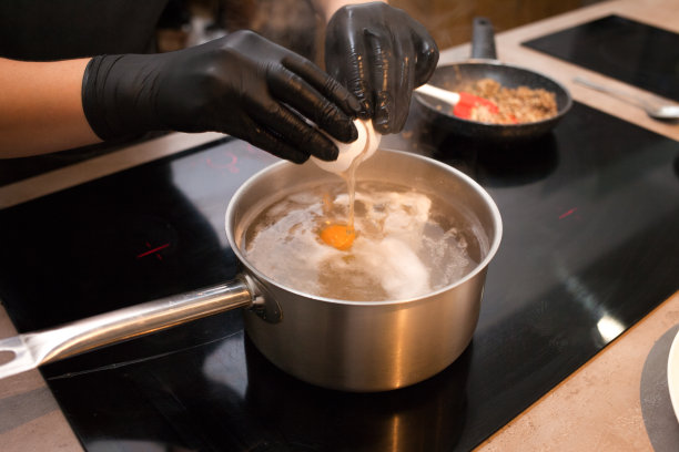 把鸡蛋打入一锅沸水中。荷包蛋图片下载