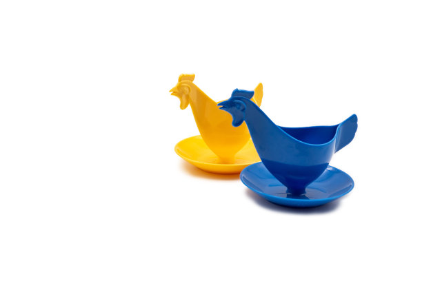 白色背景下的鸡形蛋杯图片下载