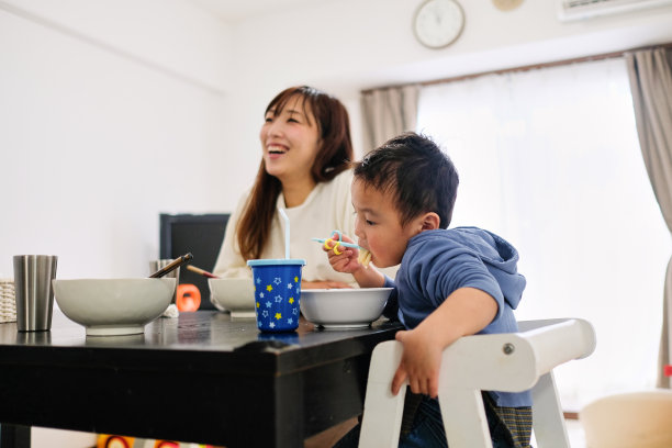 孩子和妈妈在家吃饭图片下载